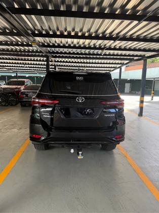 TOYOTA HILUX SW4 2.8 D-4D TURBO DIESEL DIAMOND 7L 4X4 AUTOMÁTICO